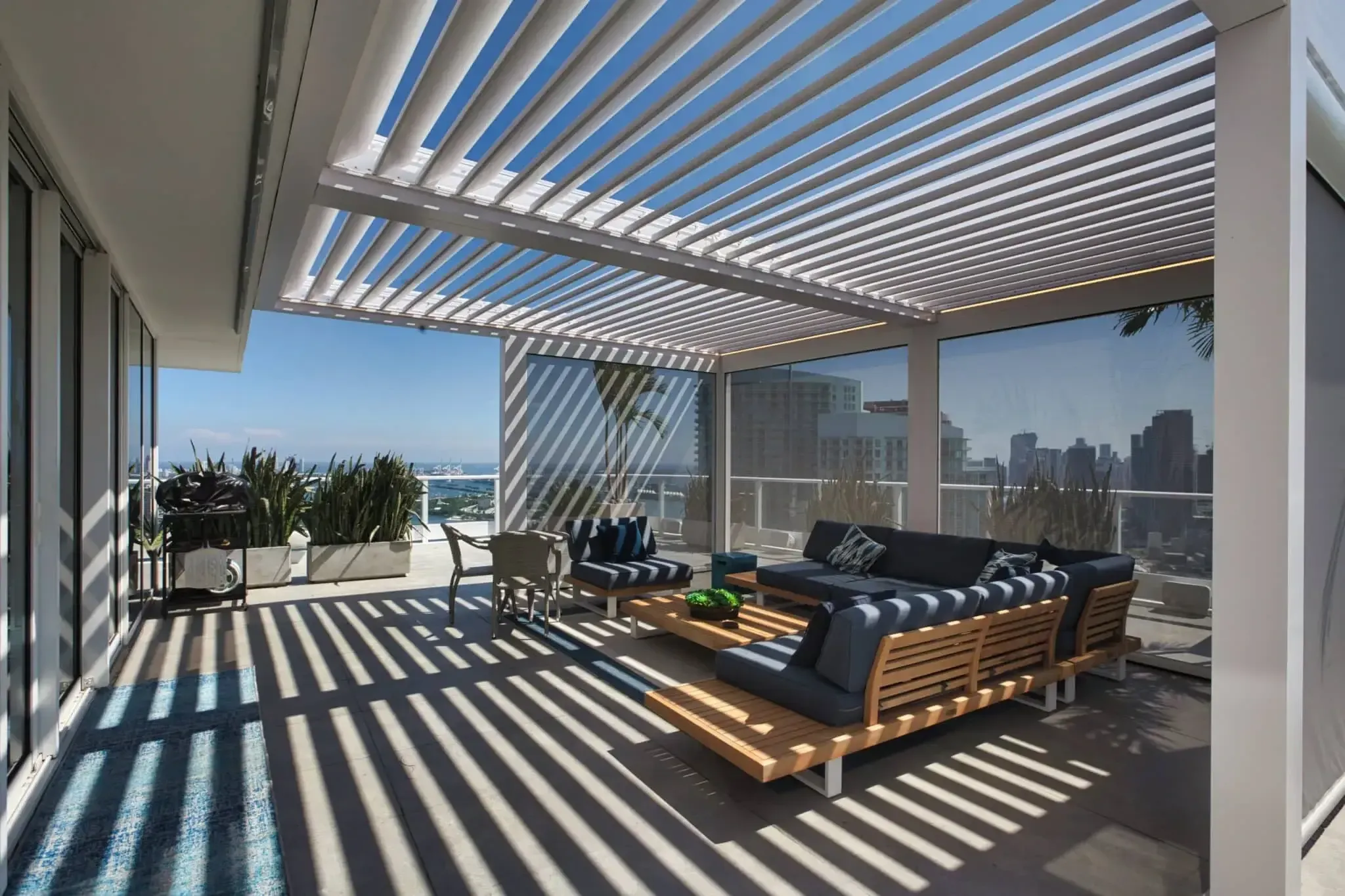 Louvered Pergolas: How Adjustable-Roof Pergolas Work